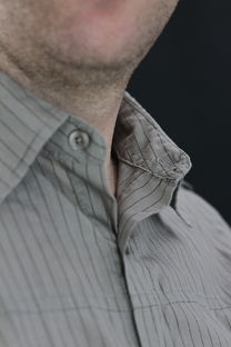 品牌男西服白衬衣搭配指南，穿出优雅与品味