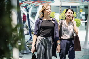 瘦人穿什么品牌西服女，选购指南与搭配建议